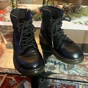 Dr. Martens size 2 children, used pre sanitized,ready to go 🖤